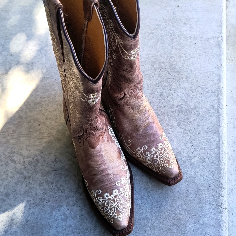 CORRAL COWBOY BOOTS BRAND NEW